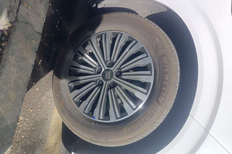 Used BYD Xia 2025 DM-i 1.5T 180km Beyond Edition Right Front Wheel Hub