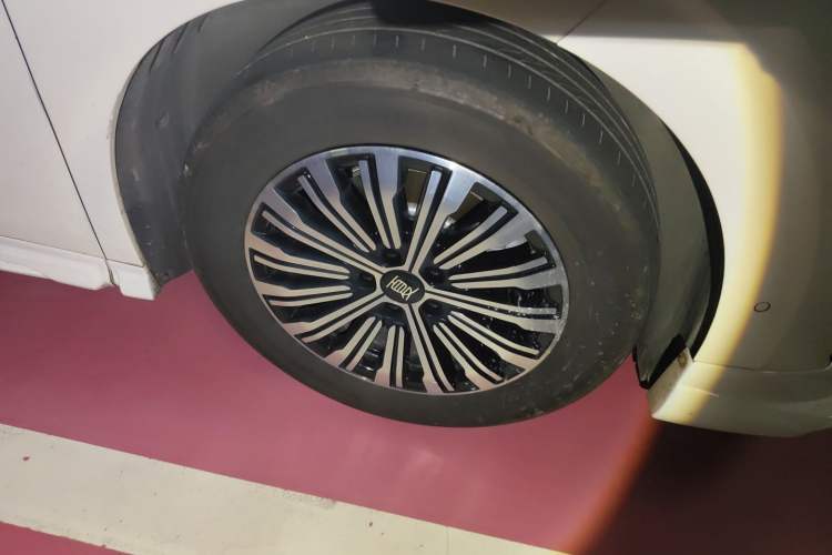 Used BYD Xia 2025 DM-i 1.5T 100km Supreme Edition Right Front Wheel Hub