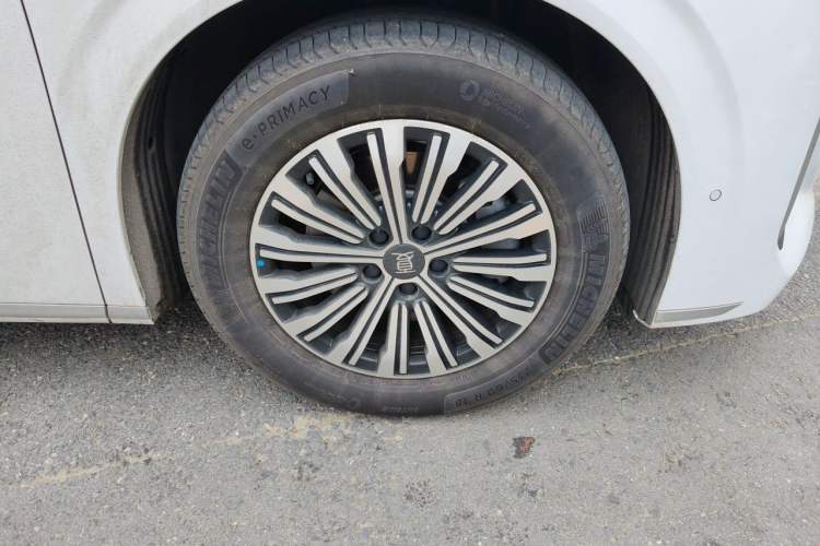 Used BYD Xia 2025 DM-i 1.5T 180km Beyond Edition Right Front Wheel Hub