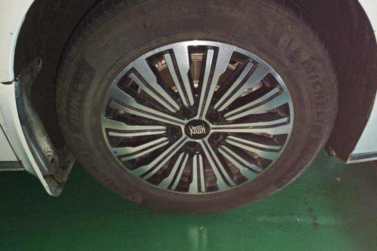 Used BYD Xia 2025 DM-i 1.5T 180km Excellence Model Right Front Wheel Hub