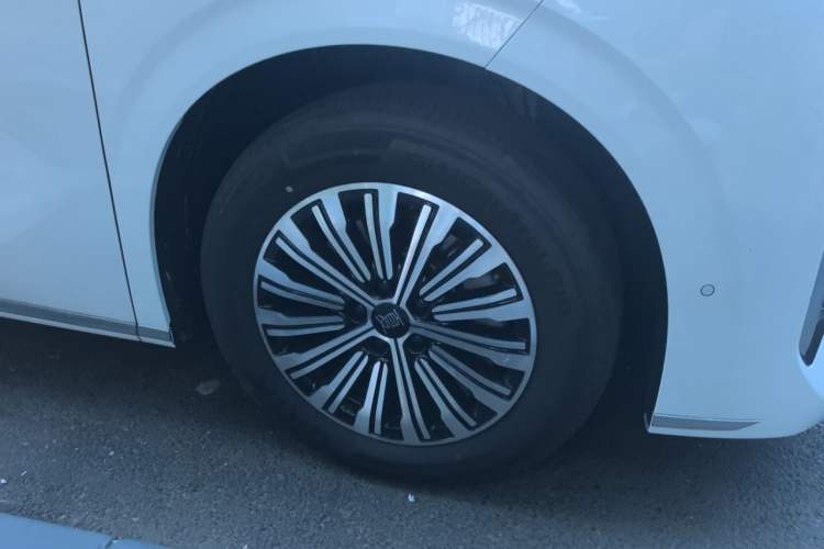 Used BYD Xia 2025 DM-i 1.5T 100km Supreme Edition Right Front Wheel Hub