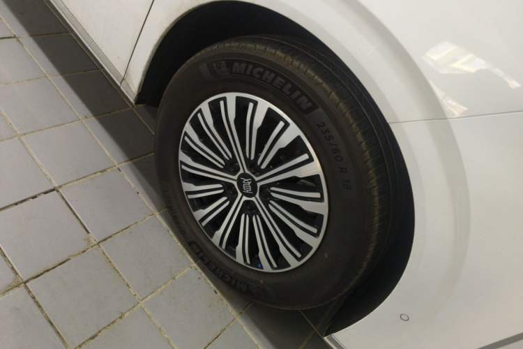 Used BYD Xia 2025 DM-i 1.5T 180km Excellence Model Right Front Wheel Hub