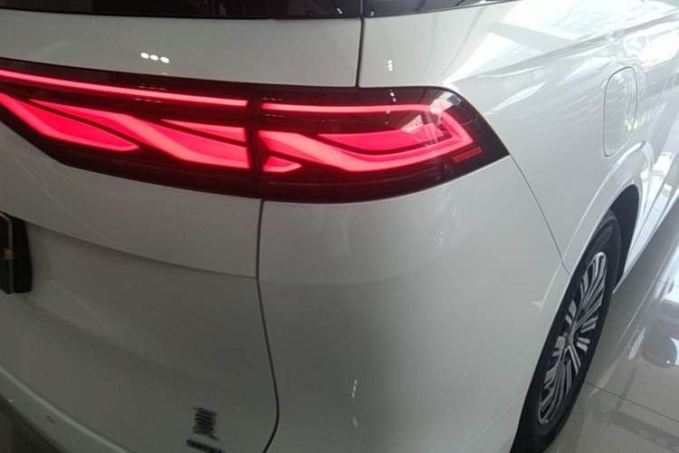 Used BYD Xia 2025 DM-i 1.5T 180km Excellence Model Right Rear Taillight