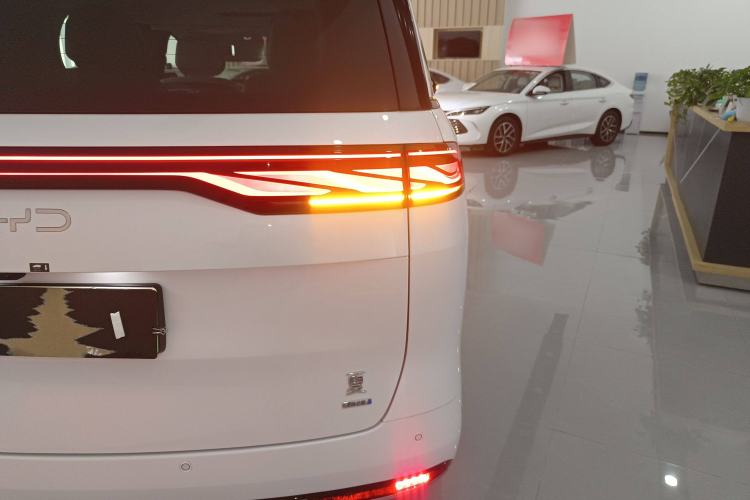 Used BYD Xia 2025 DM-i 1.5T 180km Beyond Edition Right Rear Taillight