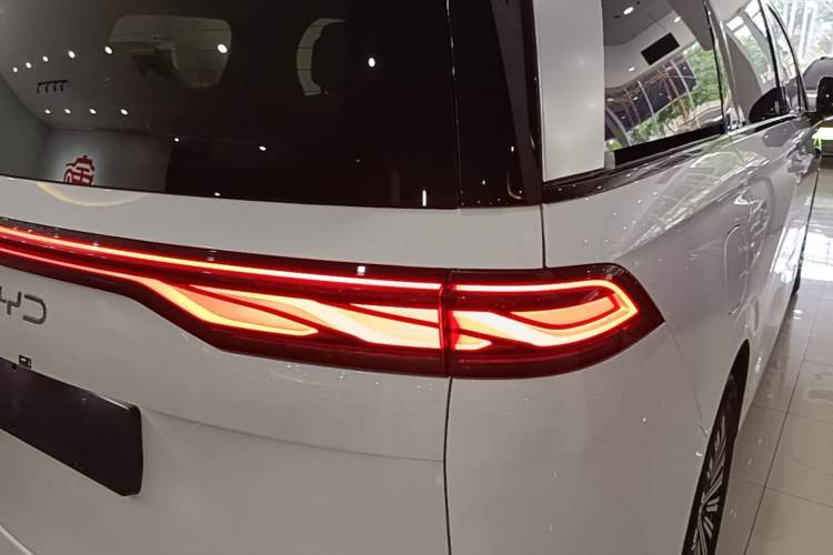 Used BYD Xia 2025 DM-i 1.5T 180km Beyond Edition Right Rear Taillight