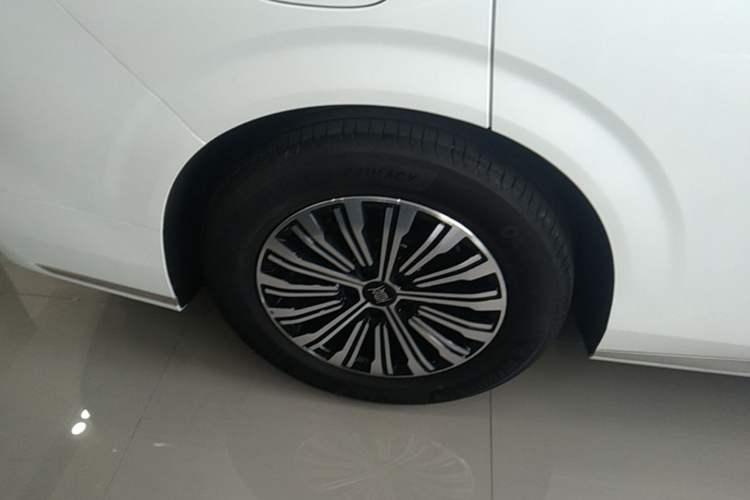 Used BYD Xia 2025 DM-i 1.5T 180km Excellence Model Right Rear Wheel Hub