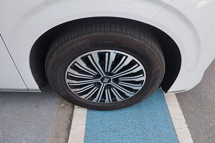 Used BYD Xia 2025 DM-i 1.5T 180km Excellence Model Right Rear Wheel Hub