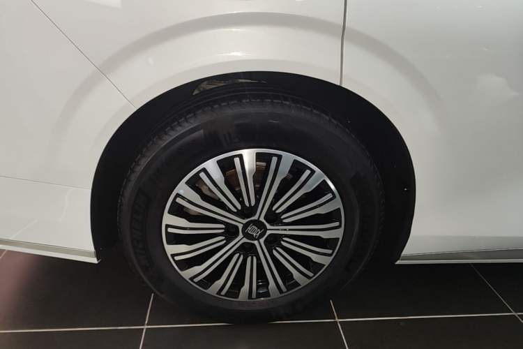 Used BYD Xia 2025 DM-i 1.5T 180km Beyond Edition Right Rear Wheel Hub