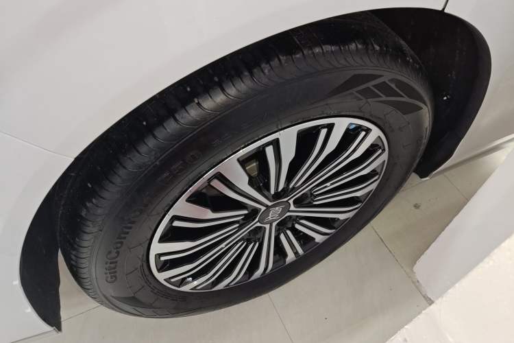 Used BYD Xia 2025 DM-i 1.5T 180km Beyond Edition Right Rear Wheel Hub