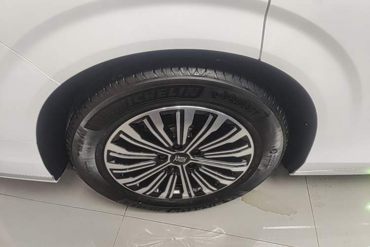 Used BYD Xia 2025 DM-i 1.5T 180km Beyond Edition Right Rear Wheel Hub
