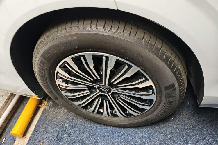 Used BYD Xia 2025 DM-i 1.5T 180km Beyond Edition Right Rear Wheel Hub