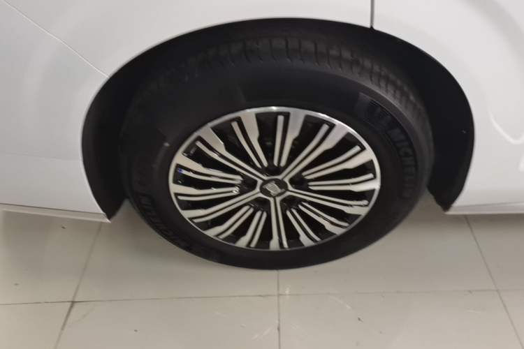 Used BYD Xia 2025 DM-i 1.5T 180km Beyond Edition Right Rear Wheel Hub
