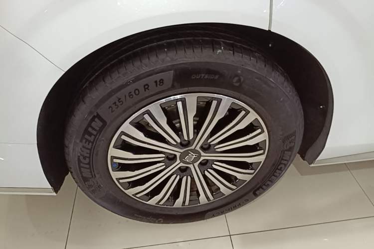 Used BYD Xia 2025 DM-i 1.5T 180km Beyond Edition Right Rear Wheel Hub