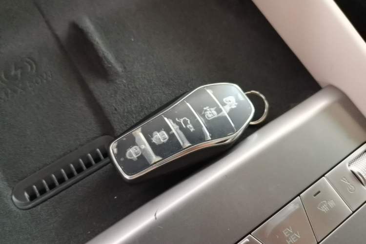 Used BYD Xia 2025 DM-i 1.5T 180km Excellence Model Vehicle Key