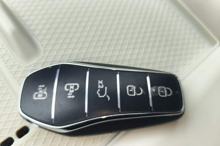 Used BYD Xia 2025 DM-i 1.5T 180km Excellence Model Vehicle Key