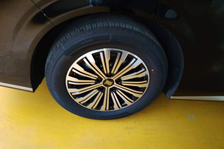 Used BYD Xia 2026 DM-i 1.5T 218KM Transcendence Edition Right Rear Wheel Hub