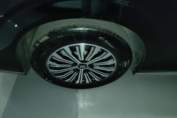 Used BYD Xia 2026 DM-i 1.5T 218KM Excellence Edition Right Rear Wheel Hub