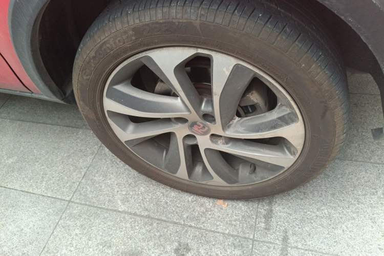 Used BYD Yuan 2016 1.5L Automatic Luxury Version Right Front Wheel Hub