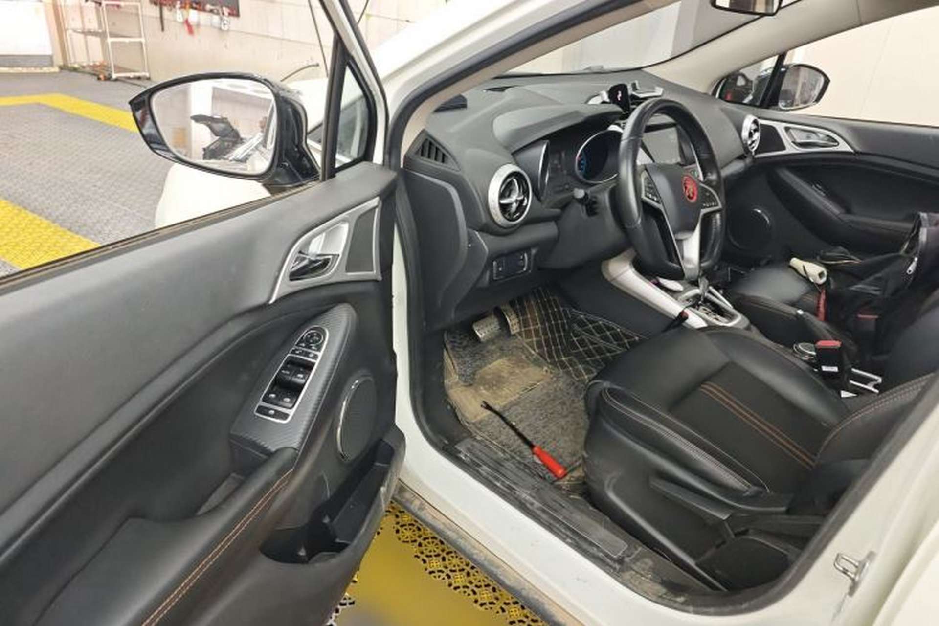 Used BYD Yuan 2016 1.5L Automatic Luxury Version Driver Seat