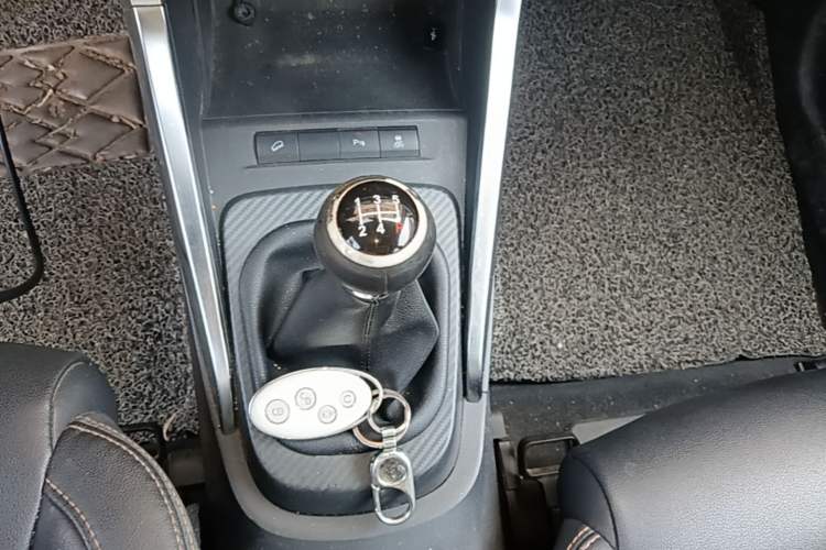 Used BYD Yuan 2016 1.5L Manual Luxury Version Gear Lever