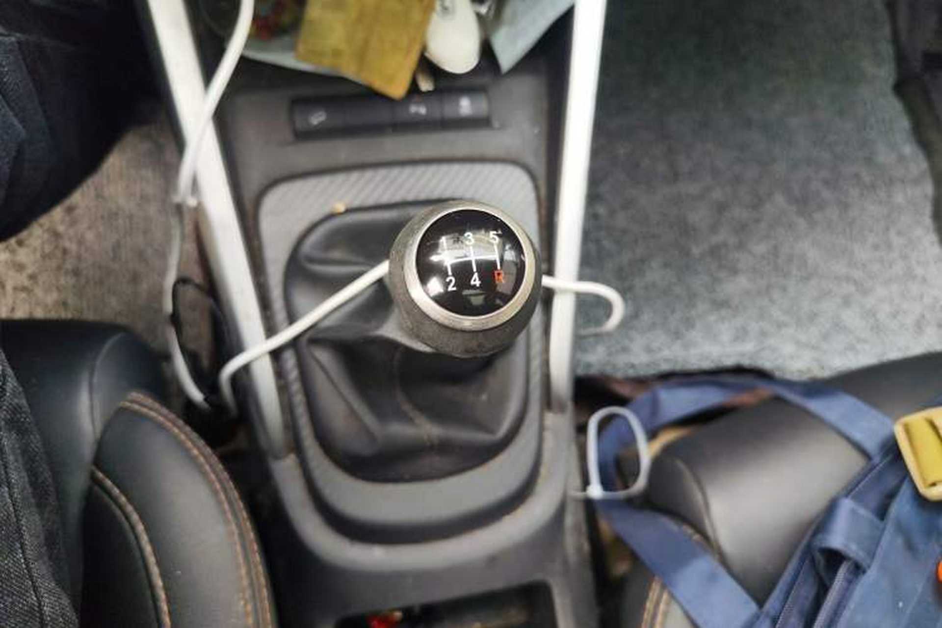 Used BYD Yuan 2016 1.5L Manual Luxury Version Gear Lever