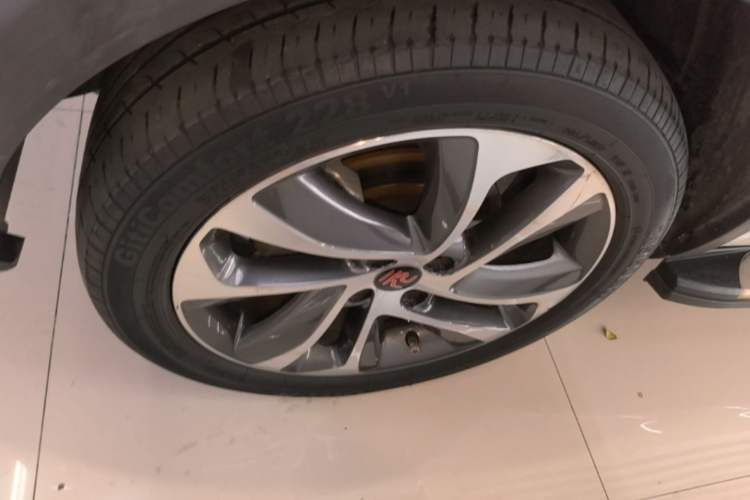 Used BYD Yuan 2016 1.5L Automatic Luxury Version Left Front Wheel Hub