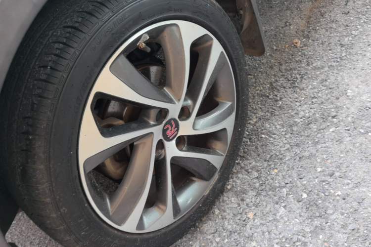 Used BYD Yuan 2016 1.5L Automatic Luxury Version Left Front Wheel Hub
