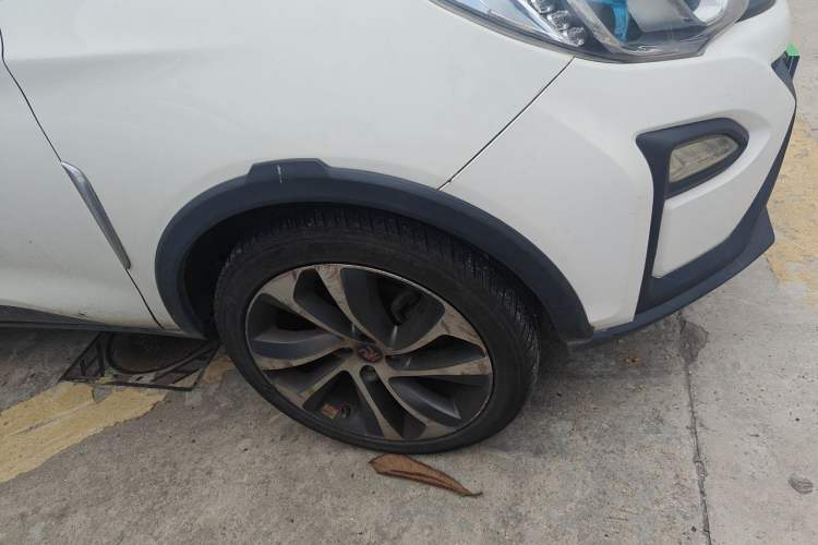 Used BYD Yuan 2016 1.5TID Automatic Luxury Version Right Front Wheel Hub
