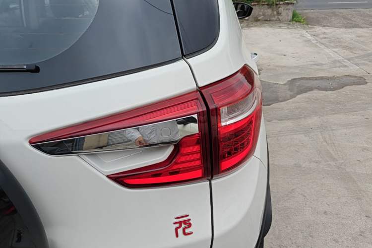 Used BYD Yuan 2016 1.5TID Automatic Luxury Version Right Rear Taillight
