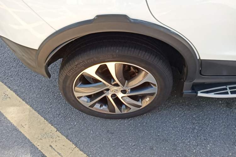 Used BYD Yuan 2017 1.5L Manual with Panoramic Sunroof Exterior 5