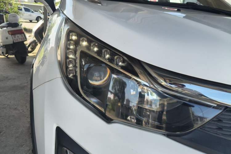 Used BYD Yuan 2017 1.5L Automatic Cool & Connected Model Right Front Headlight