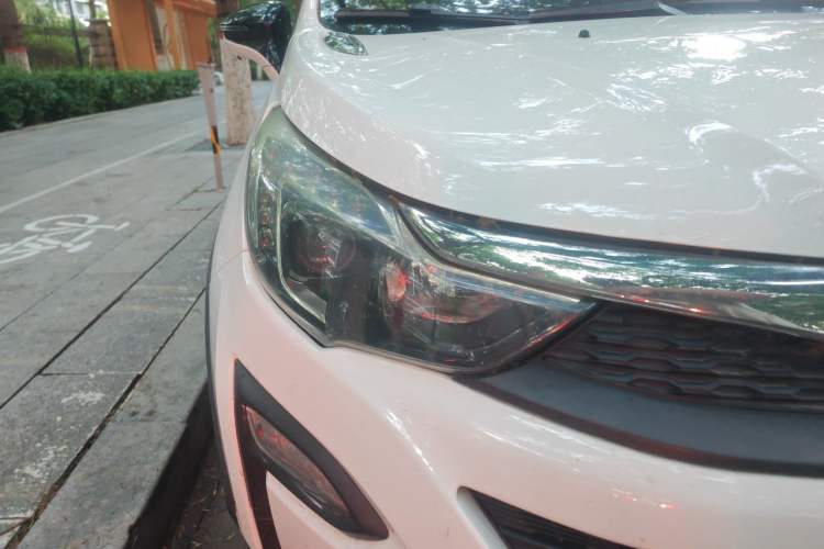 Used BYD Yuan 2017 1.5L Automatic Cool & Connected Model Right Front Headlight