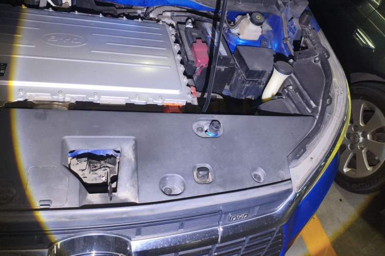 Used BYD Yuan New Energy 2018 EV360 Smart Connected Cool Model Engine Bay Left
