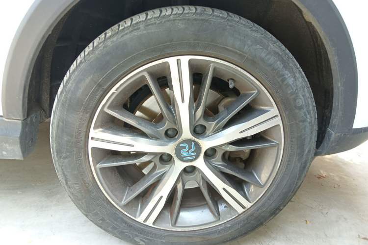 Used BYD Yuan New Energy 2018 EV360 Smart Connected Cool Model Right Front Wheel Hub