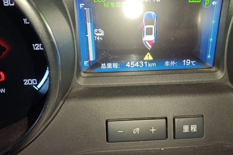 Used BYD Yuan New Energy 2018 EV360 Smart Connected Cool Model Odometer Close Up