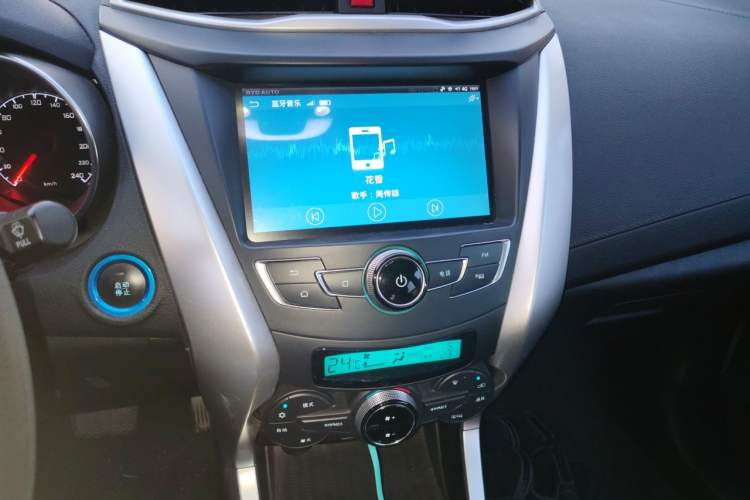 Used BYD Yuan New Energy 2018 EV360 Smart Connected Cool Model Audio And AC Panel