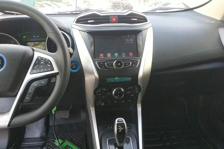 Used BYD Yuan New Energy 2018 EV360 Smart Connected Cool Model Audio And AC Panel