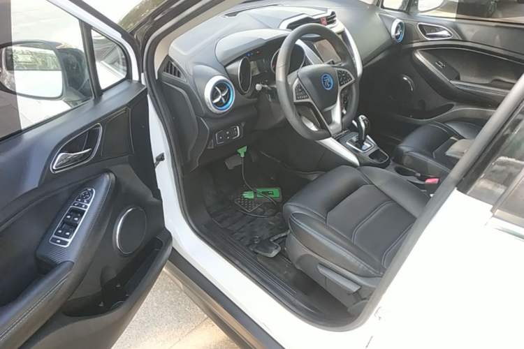 Used BYD Yuan New Energy 2018 EV360 Smart Connected Cool Model Driver Seat