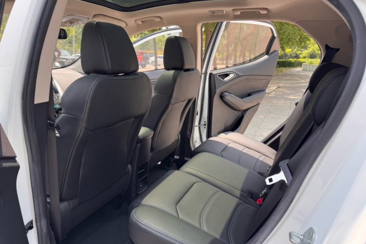 Used BYD Yuan New Energy 2018 EV360 Smart Connect Cool Edition Interior 4