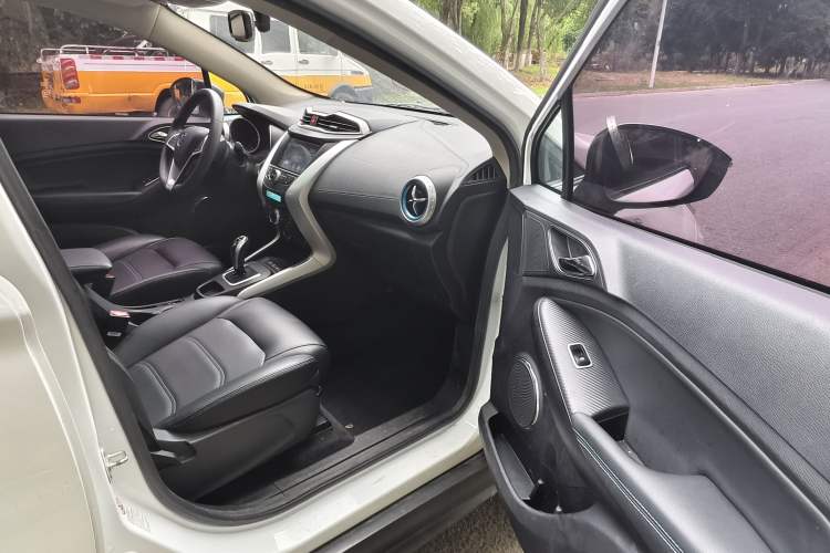 Used BYD Yuan New Energy 2018 EV360 Smart Connect Cool Edition Interior 6