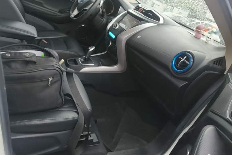 Used BYD Yuan New Energy 2018 EV360 Smart Connected Cool Model Right Front Seat