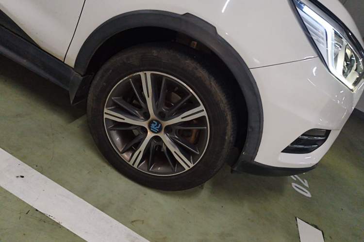 Used BYD Yuan New Energy 2018 EV360 Smart Connected Cool Model Right Front Wheel Hub