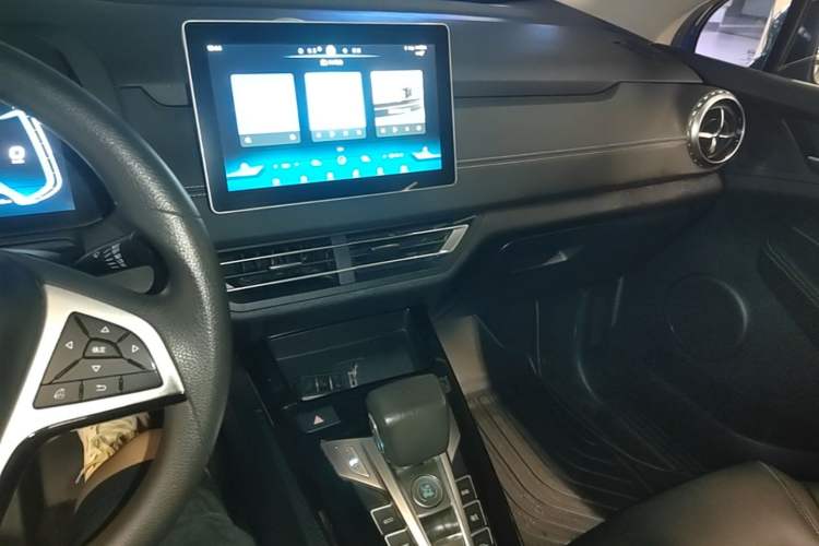 Used BYD Yuan New Energy 2019 EV535 Smart Connect Trendsetting Model Audio And AC Panel