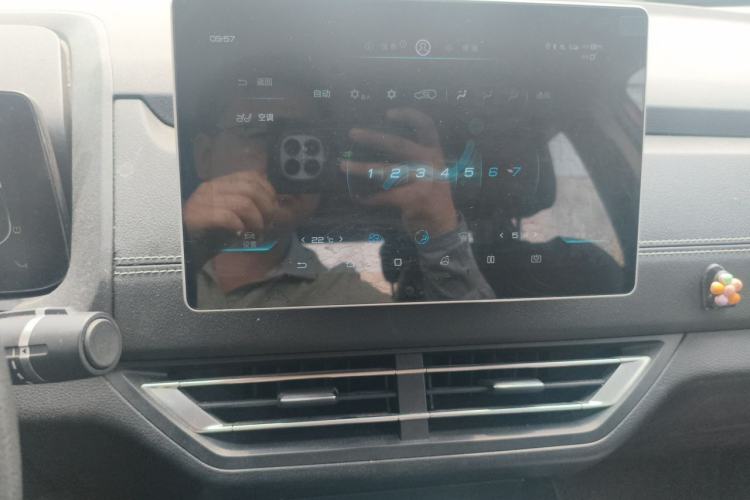 Used BYD Yuan New Energy 2019 EV535 Smart Connect Trendsetting Model Audio And AC Panel
