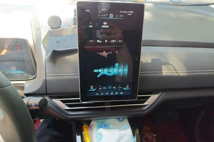 Used BYD Yuan New Energy 2019 EV360 Smart Connect Luxurious Model Audio And AC Panel