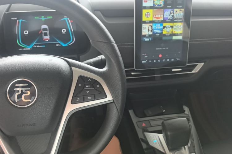 Used BYD Yuan New Energy 2019 EV535 Smart Connect Trendsetting Model Center Console