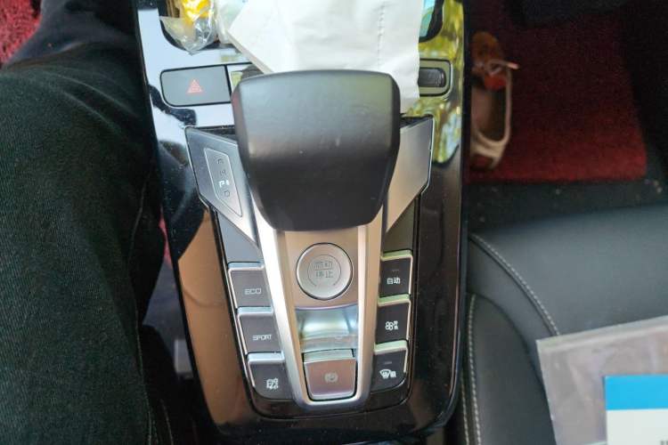 Used BYD Yuan New Energy 2019 EV360 Smart Connect Luxurious Model Gear Lever