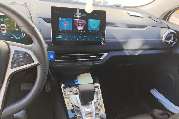 Used BYD Yuan New Energy 2019 EV535 Smart Connect Trendsetting Model Audio And AC Panel