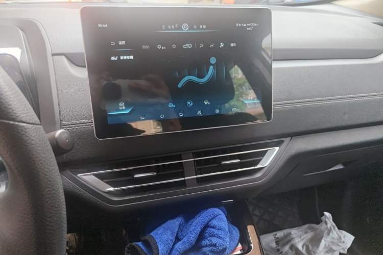 Used BYD Yuan New Energy 2019 EV535 Smart Connect Trendsetting Model Audio And AC Panel