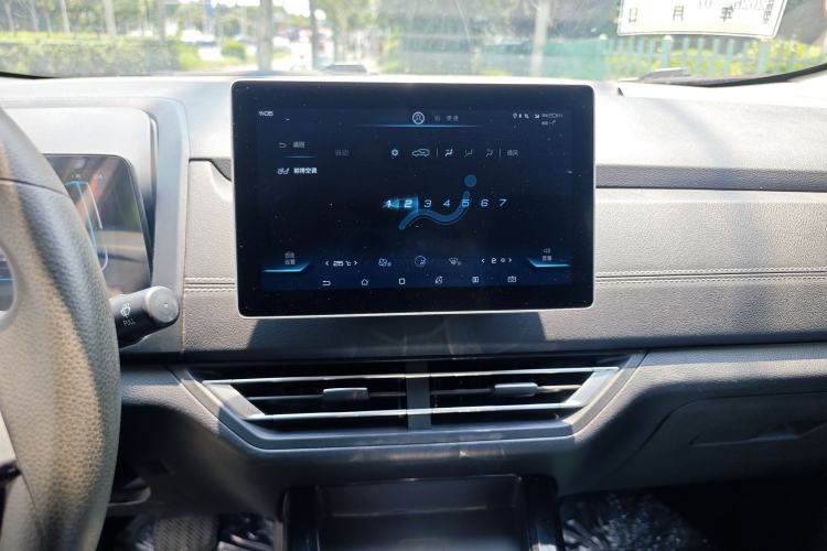 Used BYD Yuan New Energy 2019 EV535 Smart Connect Trendsetting Model Audio And AC Panel